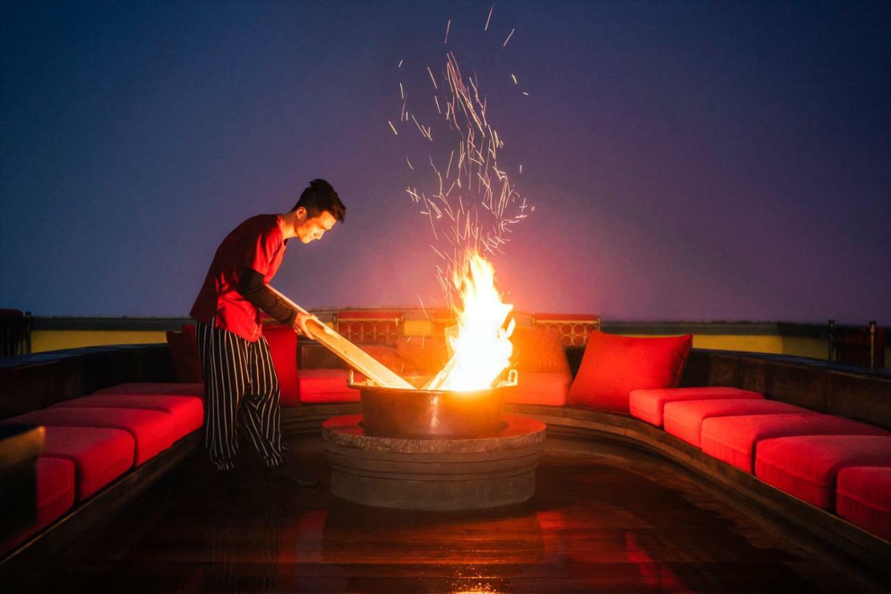 فندق دو لا كوبول - إم جاليري سابا المظهر الخارجي الصورة A chef preparing a meal at the restaurant